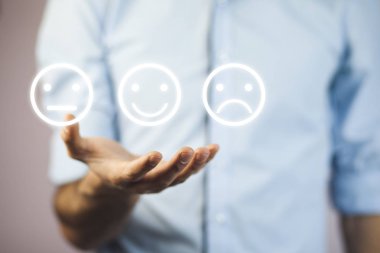 İşadamı el ile yüzler kutsal kişilerin resmi. olumlu geribildirim kavramı