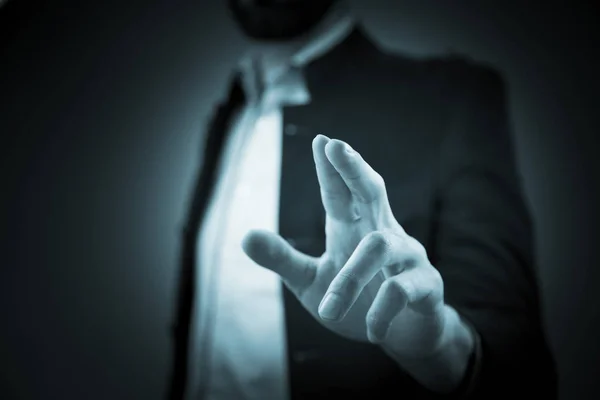 仮想画面に触れることビジネスの男の手の詳細 — ストック写真