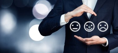 Elleri yüzleri simgeleri ile. olumlu geribildirim kavramı