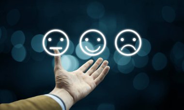 İşadamı el ile yüzler kutsal kişilerin resmi. olumlu geribildirim kavramı