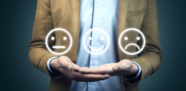 İşadamı ile karşı karşıya simgeler eller. olumlu geribildirim kavramı