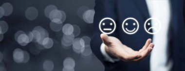 İşadamı el ile yüzler kutsal kişilerin resmi 