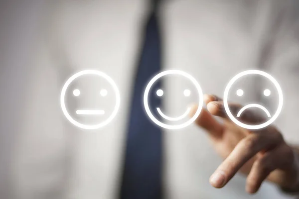 Biznesmen Ręka Wskazuje Ikonę Uśmiechniętej Buźki Koncepcja Pozytywnych Komentarzy — Zdjęcie stockowe