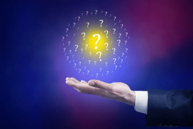 İşadamı el üzerinde soru işaretleri 