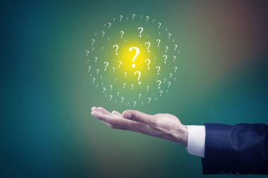 İşadamı el üzerinde soru işaretleri 