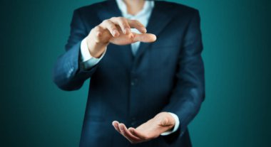 bir şey bokeh arka plan üzerinde gösterilen iş adamı 