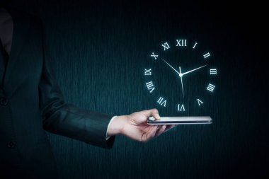 saat simgesi ile el telefon ile genç işadamı 