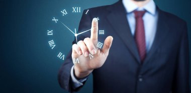 Saat ekranda dokunmadan genç işadamı el