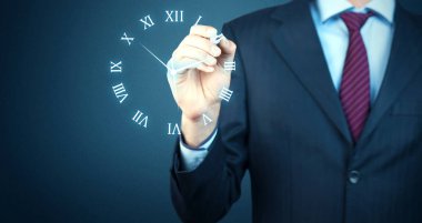 saat simgesine dokunarak kalem ile genç işadamı 