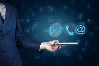 İşadamı ile smartphone ile ekran simgeleri