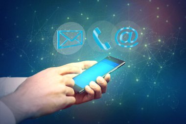 Smartphone ile ekran üzerinde simgeyle işadamı