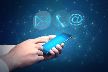 Smartphone ile ekran üzerinde simgeyle işadamı