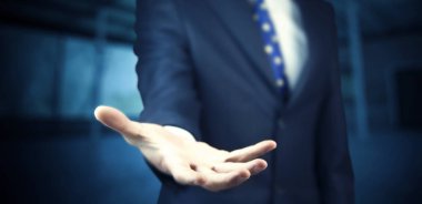 Genç adam karanlık arka planda tek başına.