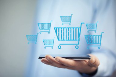 telefon üzerinden alışveriş sepetleri simgeleri ile genç adam 