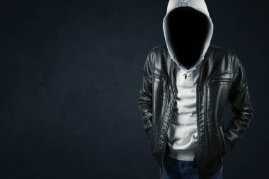 meçhul hacker koyu arka plan üzerinde duran