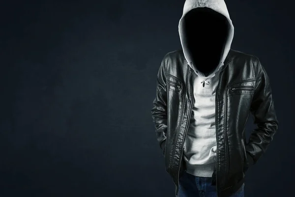Anonimowa Haker Stojąc Ciemnym Tle — Zdjęcie stockowe