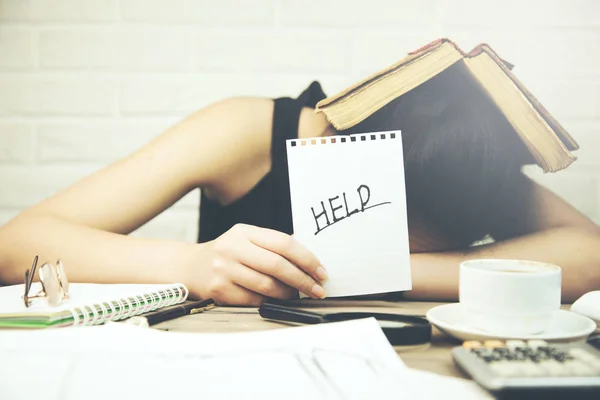 Estudante Cansado Com Texto Ajuda Papel — Fotografia de Stock