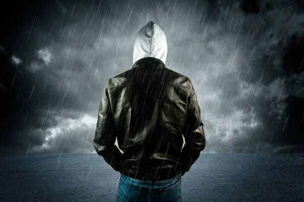 Χάκερ Που Στέκεται Κάτω Από Βροχή Έννοια Της Ασφάλειας Του — Φωτογραφία Αρχείου