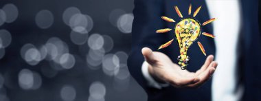 Genç iş elini ampul simgesi olan 