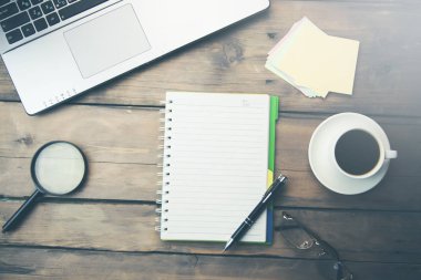 ofis ahşap masada defter ve sabit