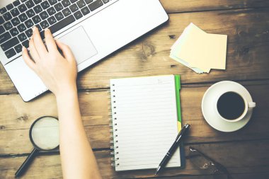 ofiste çalışan kadın yakın çekim