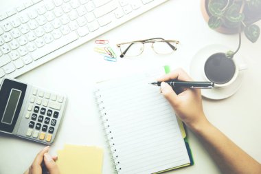 Kadın defter, kalem ve bilgisayar klavye çalışma ile 