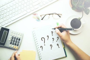 Not defteri 'nde kadın yazılı soru işareti