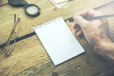 Masa üzerinde Notepad ile işadamı yazma