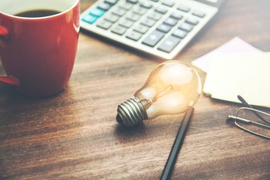 çalışma masasında fikir, defter ve hesap makinesi 