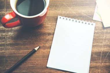 Kağıt ve kahve bardağı ile ofis masası