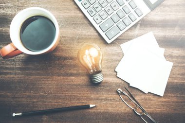 çalışma masasında fikir, defter ve hesap makinesi 