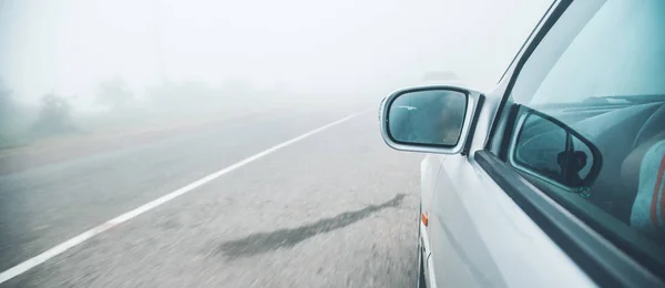 暗い霧の夕方に道路上の車 — ストック写真