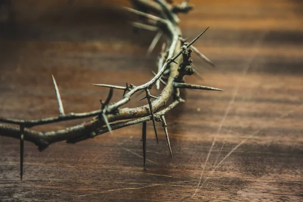 Crown of thorns on wood desk — Stock Photo, Image