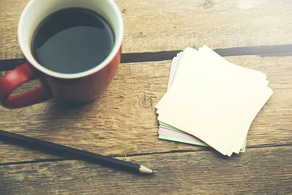 Mesa de oficina con papeles y taza de café —  Fotos de Stock