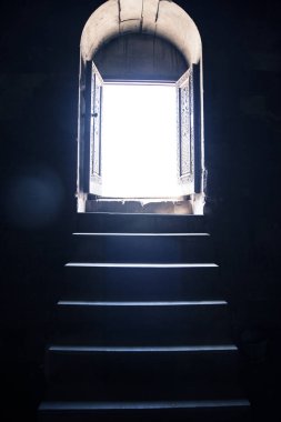 ışık, gizemli konsept ile kapıyı açtı..