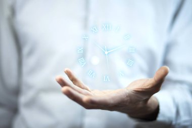 İş adamı el ele ekrandaki saati tutuyor