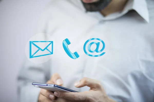 Geschäftsmann Mit Telefon Mit Digitaler Schnittstelle — Stockfoto