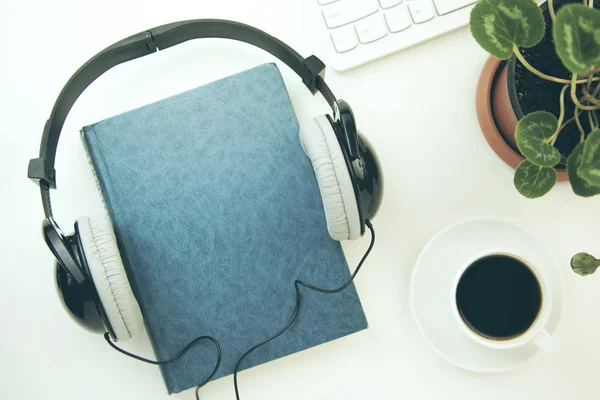 Auriculares Libro Con Teclado Mesa Blanca —  Fotos de Stock