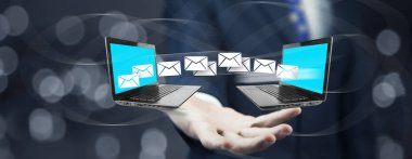 Karanlık arka planda adam el defterleri ve yazışmalar