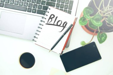 çalışma masasında not defterinde not defterinde blog metni