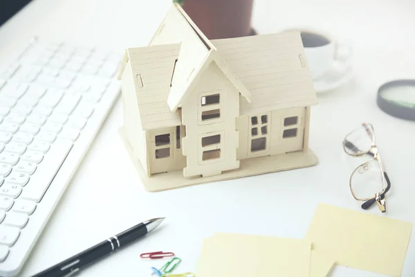 Clavier Avec Modèle Maison Stationnaire Sur Table — Photo