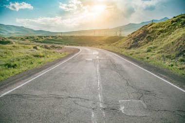 Gün batımı boş bir açık yolda sürüş