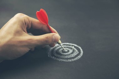 El dart tahtası çizim merkezine bir dart alarak