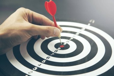 El dart tahtası merkezine Dart almak için gidiyor