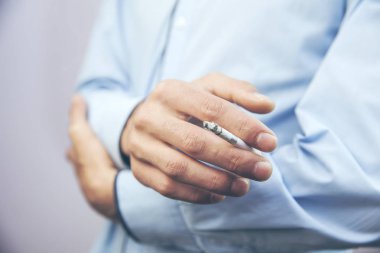 Sigara takım elbise giyen bir adam