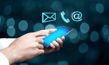 şirket kimlik simgeleri ile telefon ile işadamı