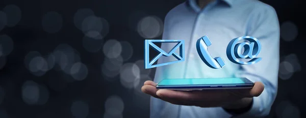 şirket kimlik simgeleri ile telefon ile işadamı