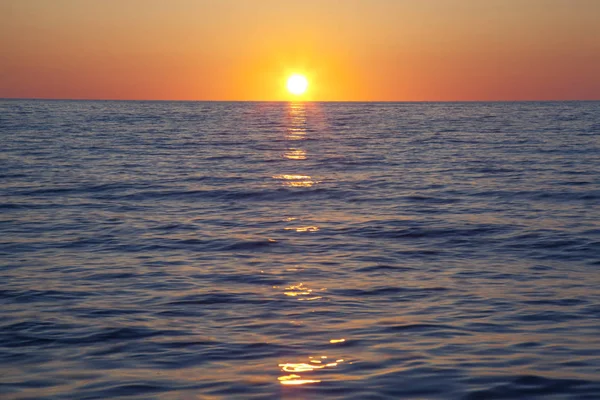 青い轟音の海と美しいオレンジ色の夕日 — ストック写真