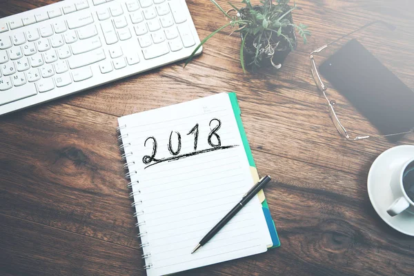 2018 Notepad Keyboard Table — Stock Photo, Image