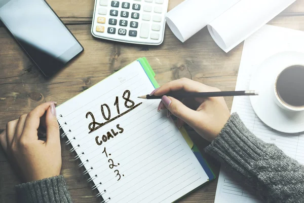 Woman Has Written 2018 Goals Text Notepad Working Table — Stock Photo, Image